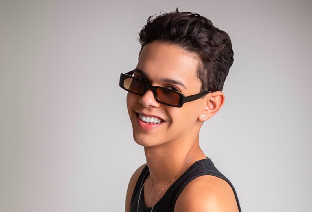 QUEM É ERICK SOUZA? CONHEÇA O JOVEM CANTOR QUE ESTÁ CONQUISTANDO O BRASIL ATRAVÉS DA MÚSICA E DAS REDES SOCIAIS